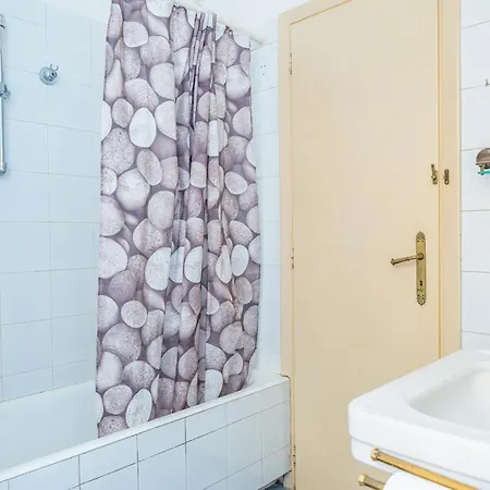 Πανσιόν Lion Renting Metro Piramide 3*